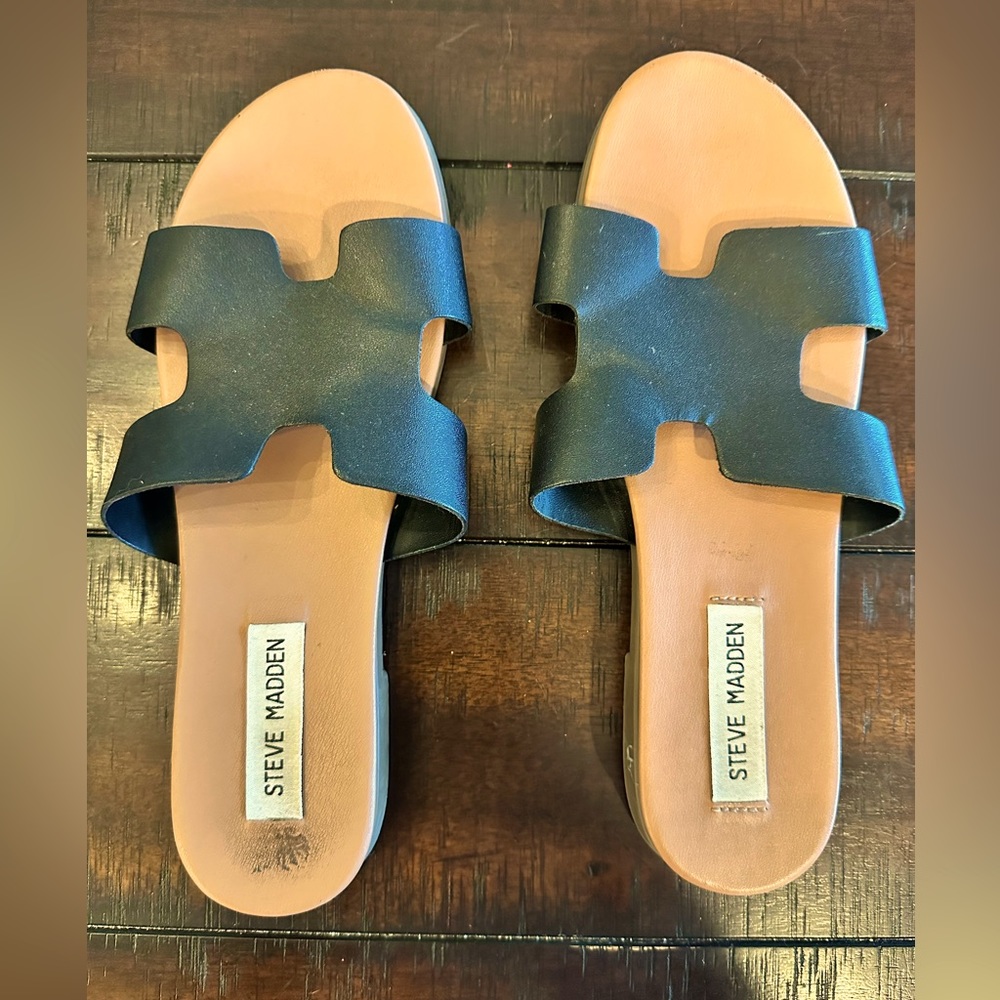 Steve Madden Women’s black flat slip-on sandals size 8.5
